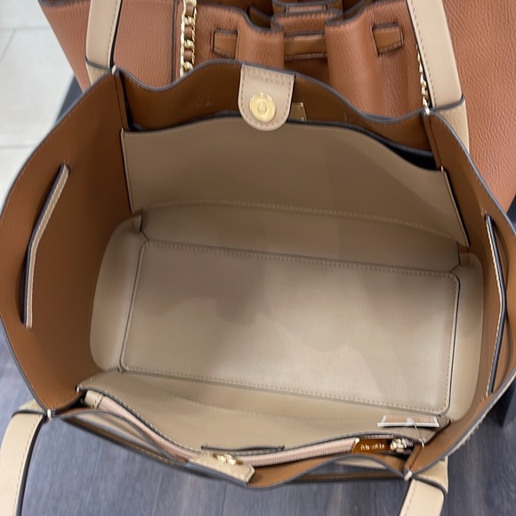 MICHAEL KORS
Reed Large Logo Belted Shoulder Tote Bag
Camel - Picture 11 of 16